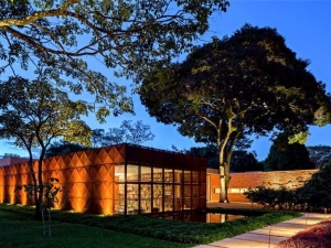 The Rust Effect Paint Brings Outdoor Spaces To Vintage Charm Bohemian Villa in Brazil