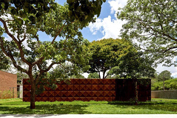 The Rust Effect Paint Brings Outdoor Spaces To Vintage Charm Bohemian Villa in Brazil