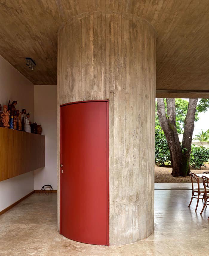The Rust Effect Paint Brings Outdoor Spaces To Vintage Charm Bohemian Villa in Brazil